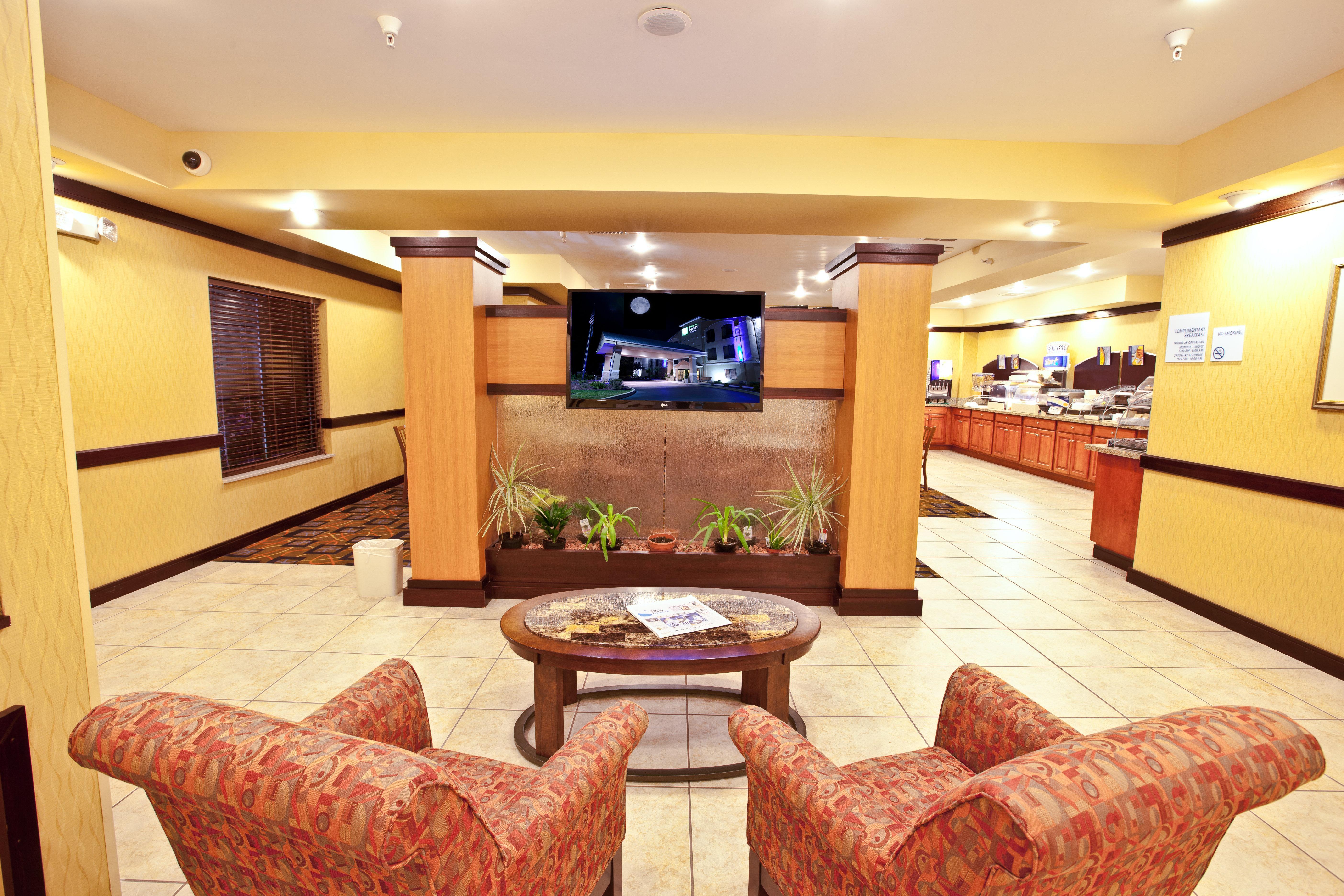 Holiday Inn Express Plymouth By Ihg Exterior photo