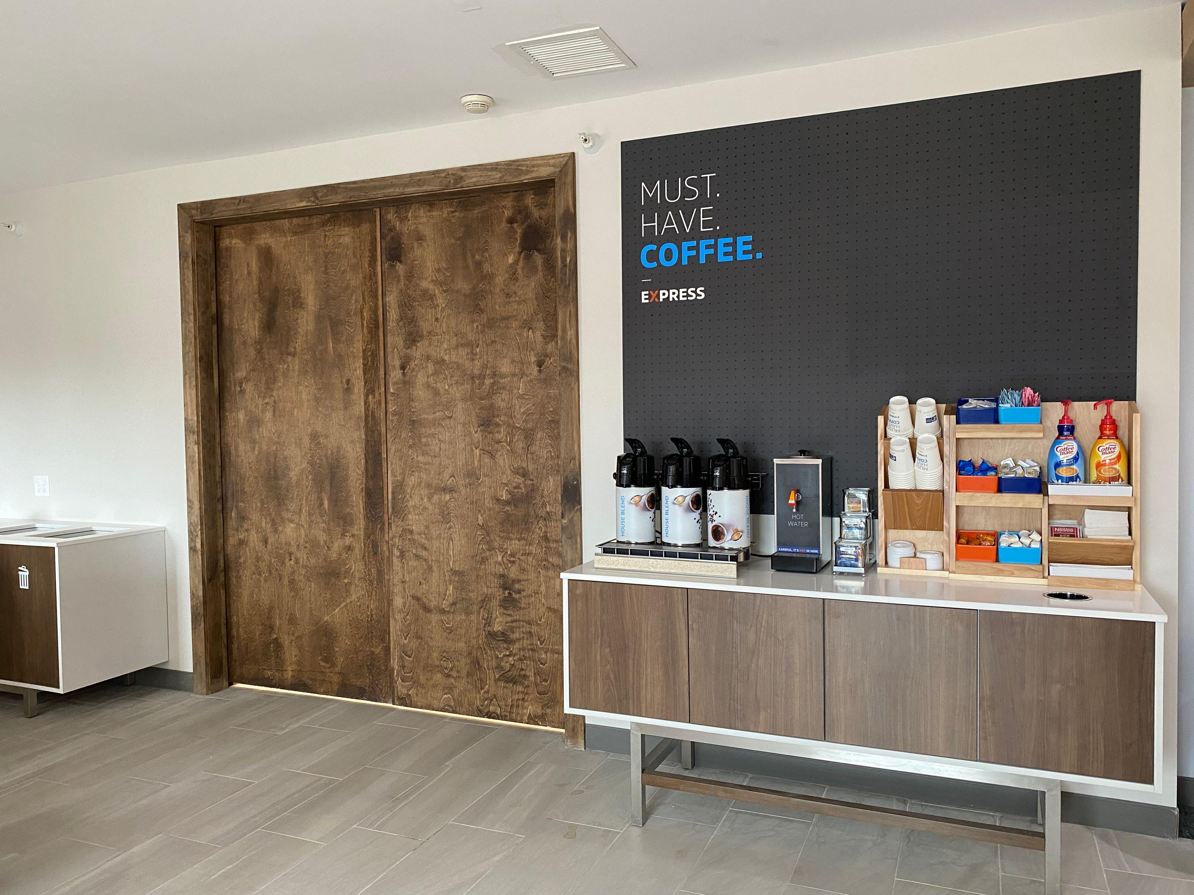 Holiday Inn Express Plymouth By Ihg Exterior photo